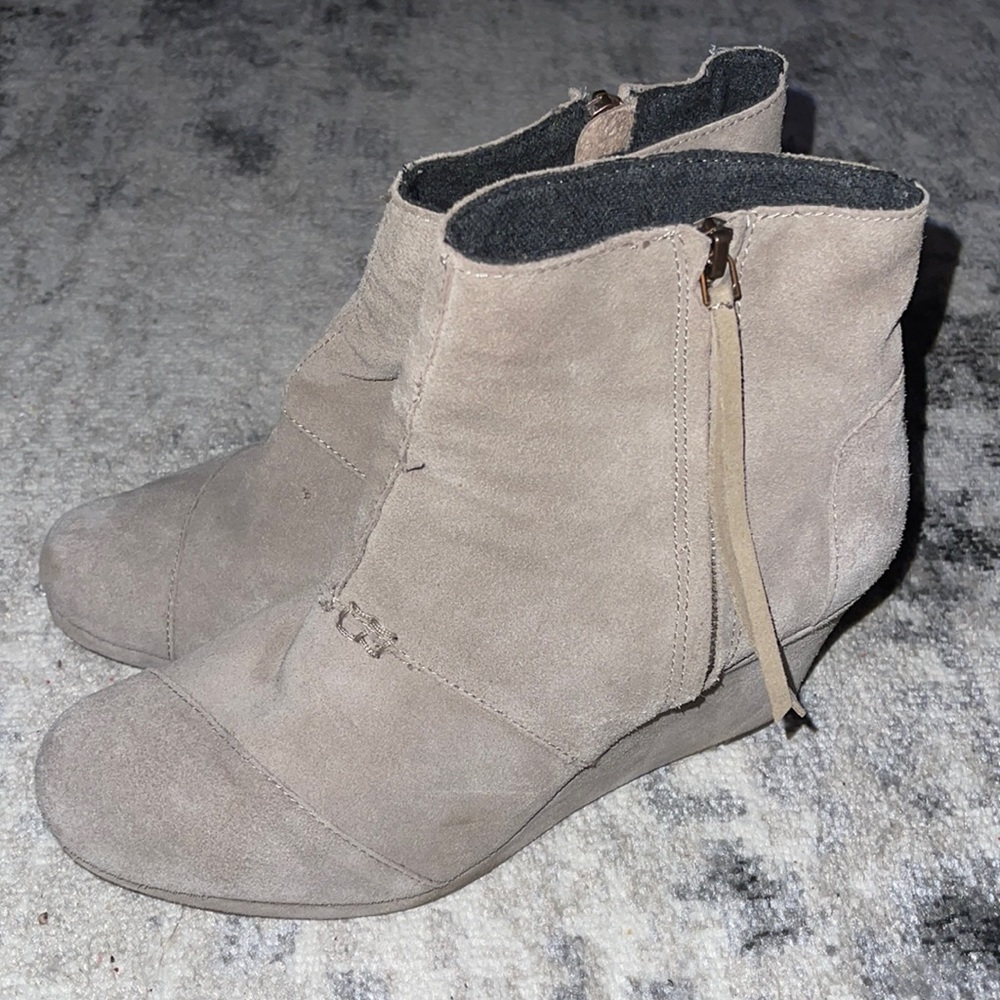 Tom’s Suede Desert Wedge Taupe Boot Womens sz 10